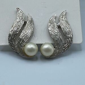 Vintage TARA climber earrings faux pearl feathers clip earrings.